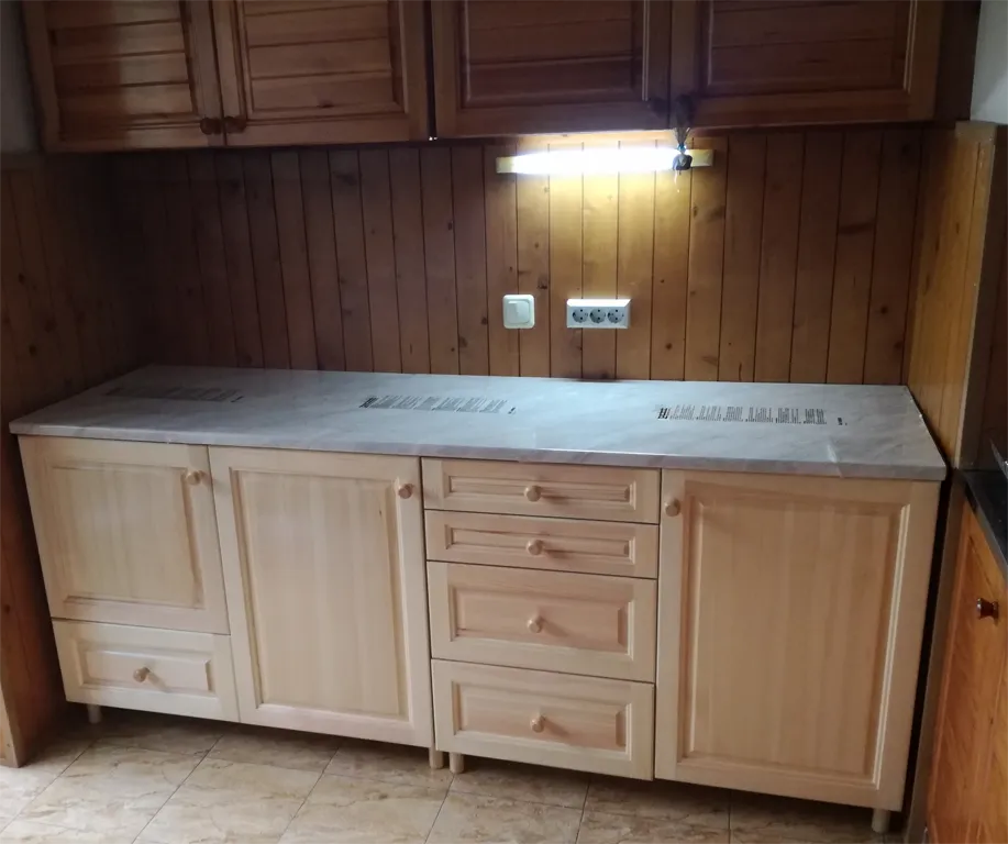 Лакиран отвътре кухенски шкаф